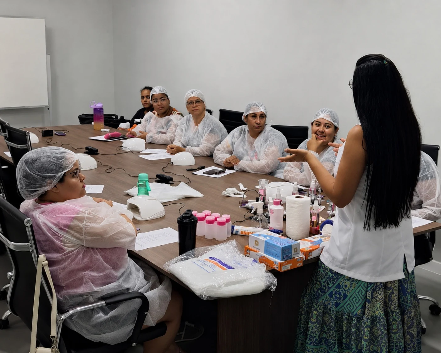 Juliane orientando alunas durante curso